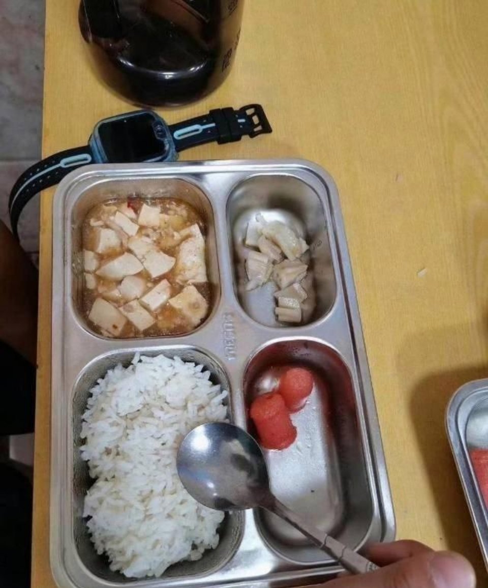 左边是托管老师发的图片，右边是孩子不舒服我中午过去实际看到的。