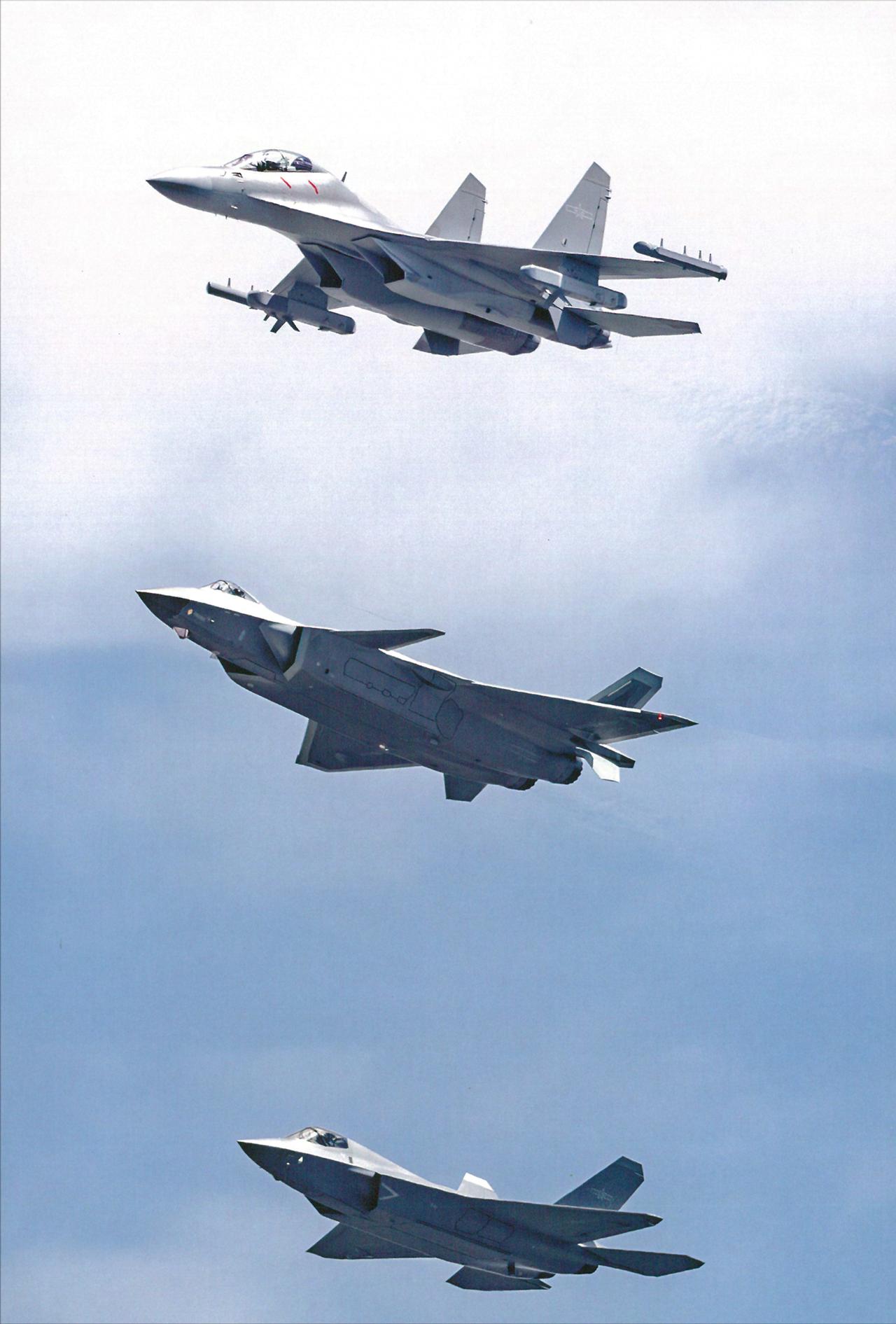 空军的新三剑客组成编队飞行，歼-20A、歼-35A、歼-16D，组成未来十年天空