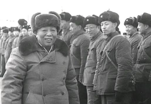 1972年，65岁的开国上将宋时轮与32岁的郑晓存结为夫妻，而郑晓存的身份并不一
