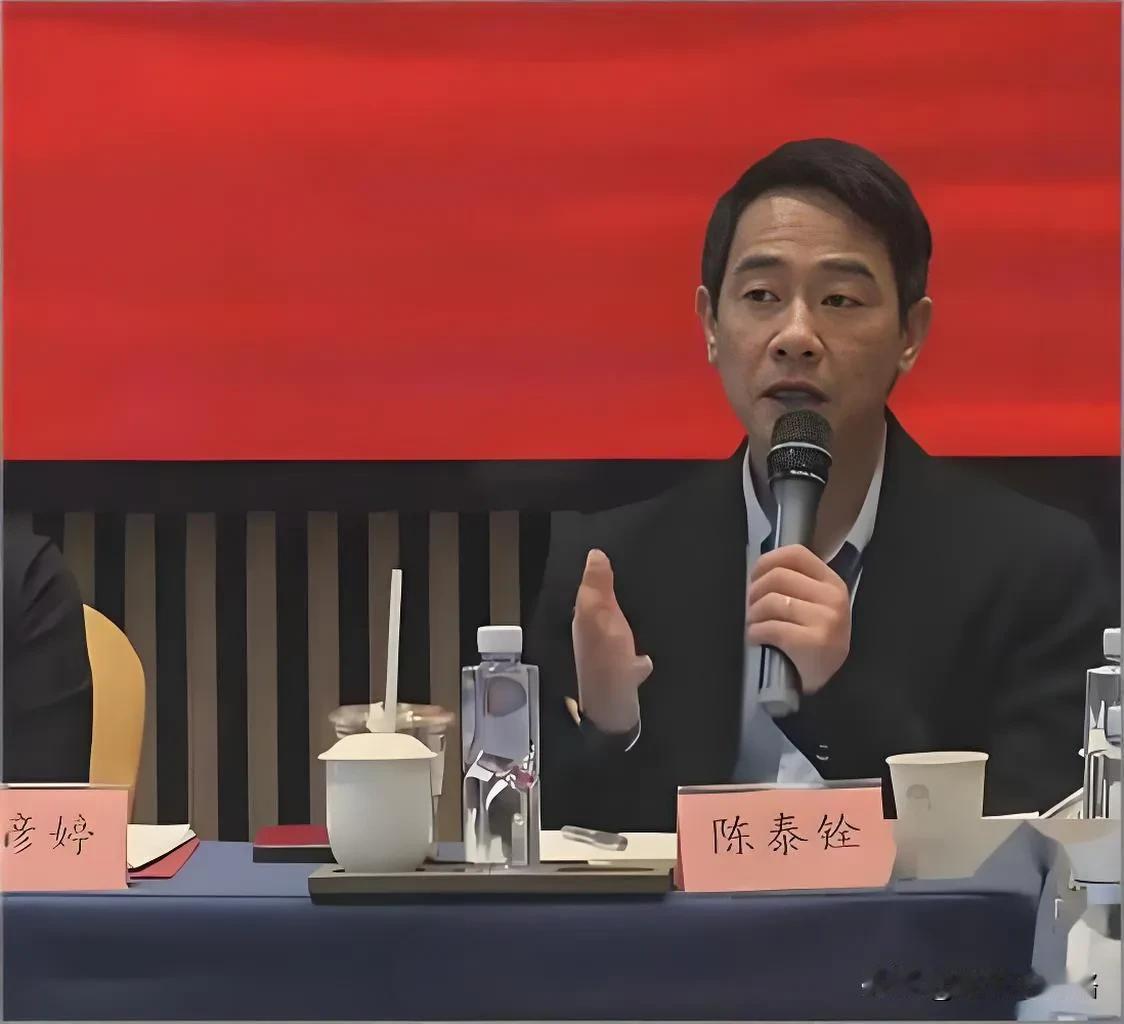 陈小春这次亮相惠州政协会议，可把网友给看懵了！大家盯着他的姓名牌反复看，上