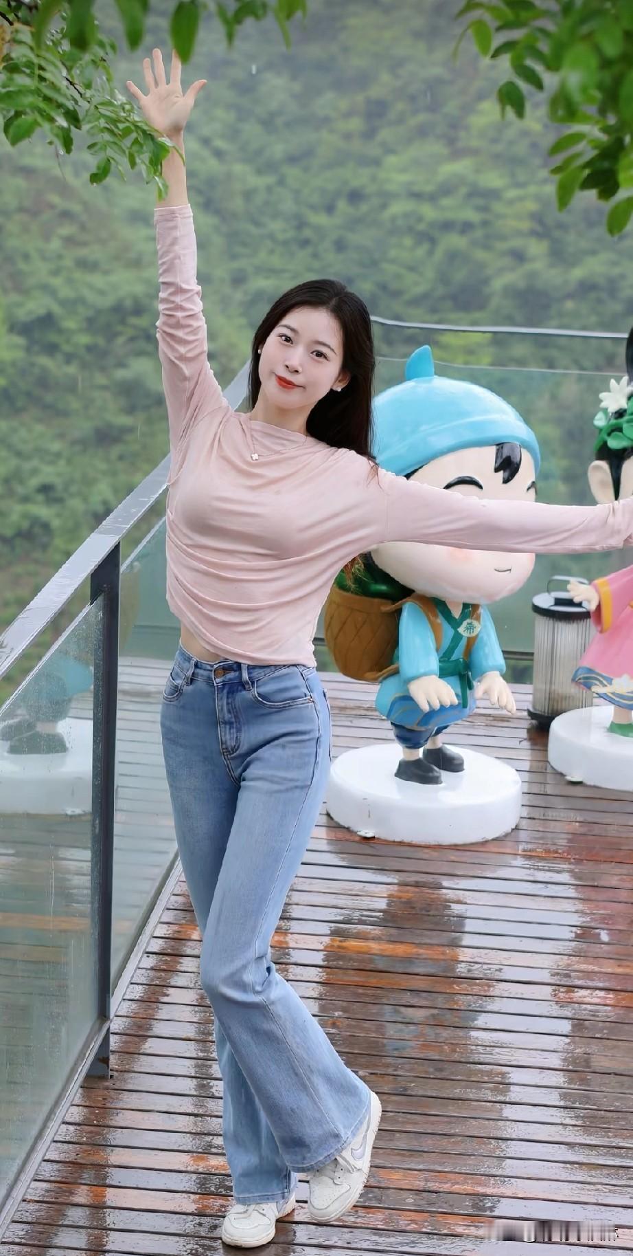 雨后漫步，与卡通玩偶的欢乐时光