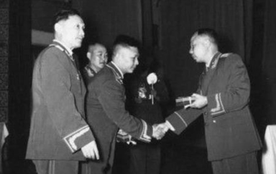1955年9月，海南军区副司令马白山进京，被授予了开国少将军衔。授衔后，他见到1