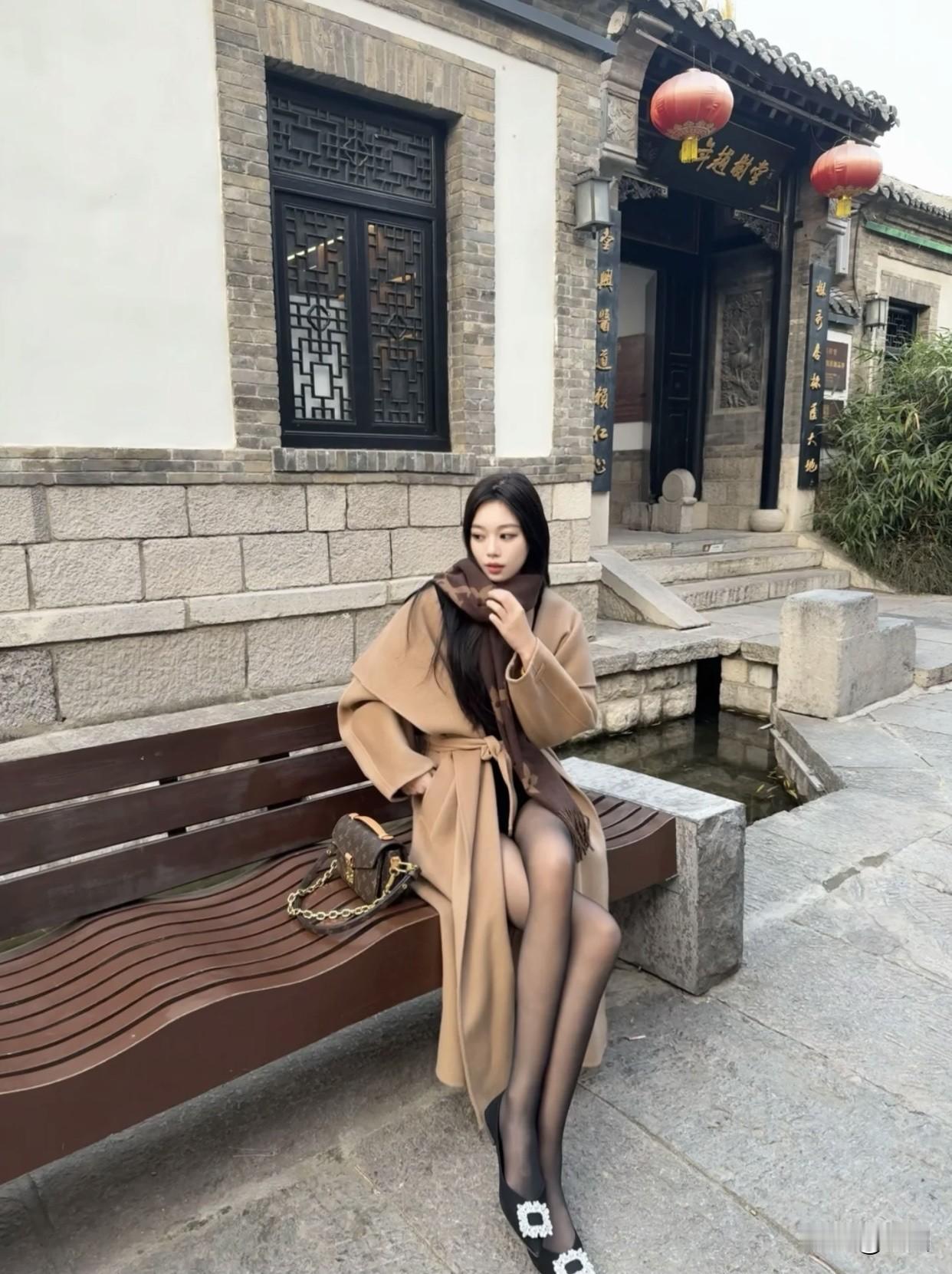 什么颜色的袜子最百搭深蓝色袜子可与蓝色系鞋子相呼应，也能搭黑色鞋。