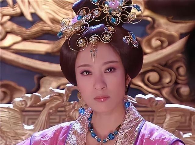 明朝是历史上封建王朝唯一没有女人干政的王朝？紫禁城，乾清宫。一位老太太当着九
