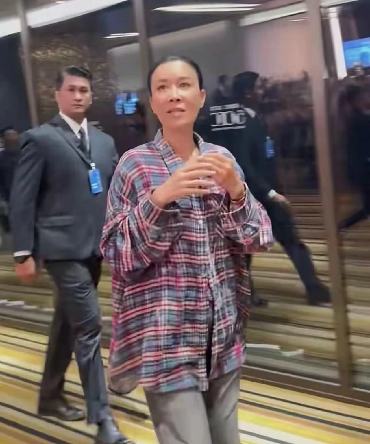 57岁那英素颜照曝光，穿格子衬衫配牛仔裤好土气，看着像我那农村大姨……咱就说，