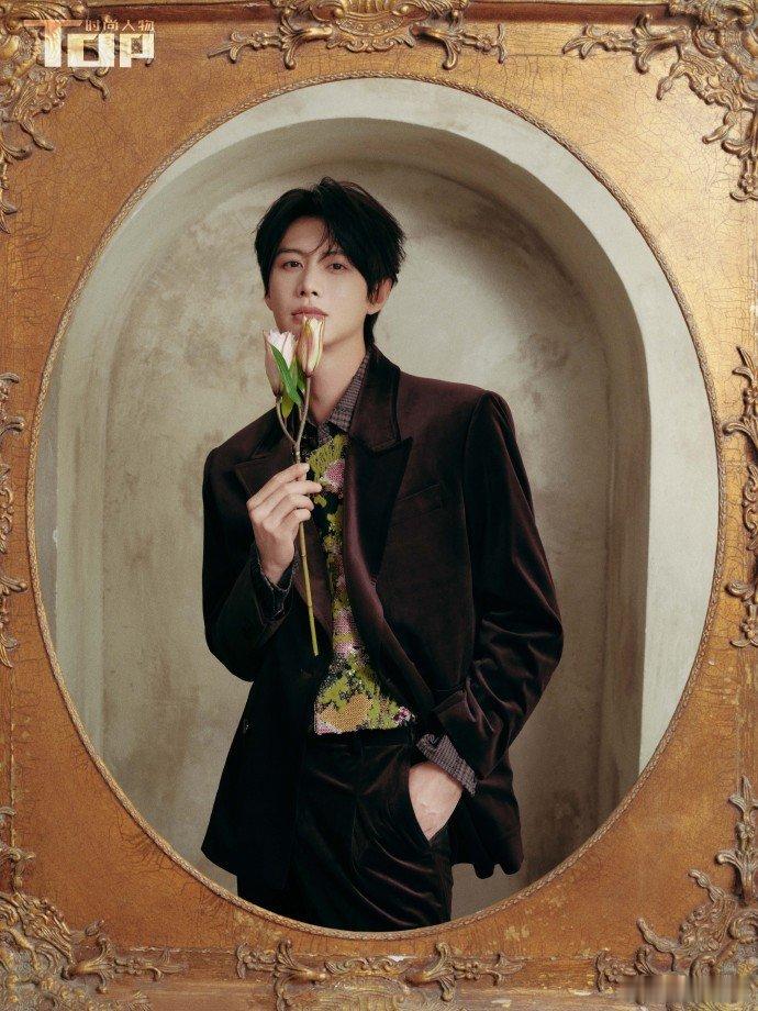 何健麒何健麒的银发造型，搭配新年雪景的背景拍杂志大片，每一张照片都透着满满的高