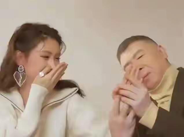 谁能想到，镜头前那个锋芒毕露、说一不二的大导演冯小刚，面对家人，也会是个女儿奴。