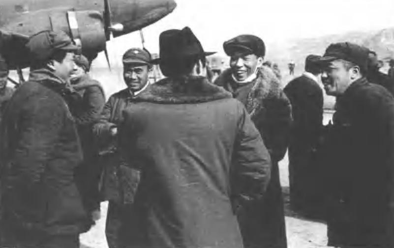 五位开国元勋罕见合影，照片非常珍贵。1946年1月，周总理从重庆回到延安，毛主