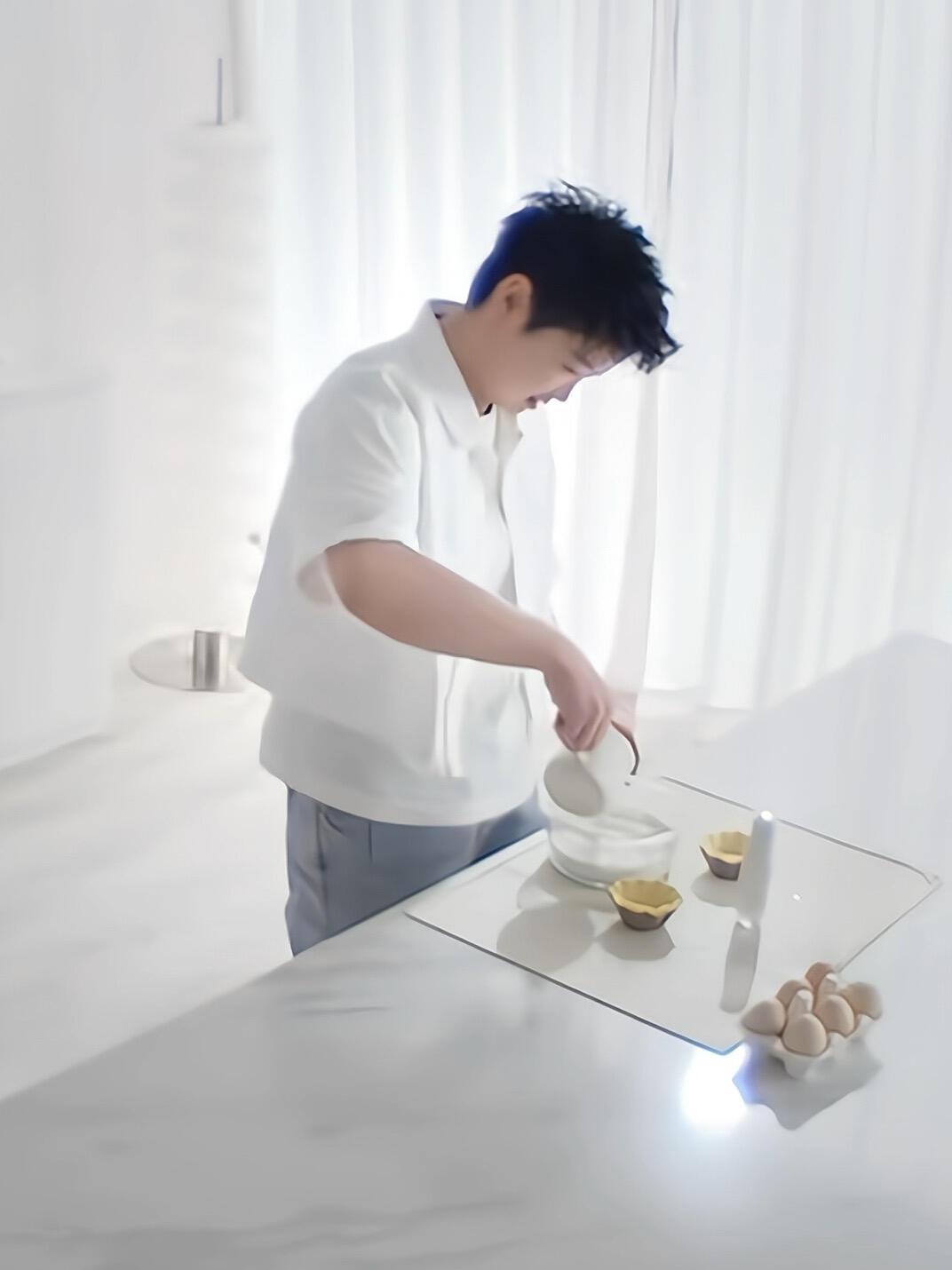 莎莎给烤蛋挞了，真香，看着小莎边学边做，真的是香喷喷，这是真的甜美可爱！孙颖莎