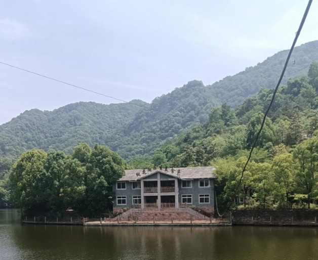 十堰马赛路桃花湖边上的这幢建筑建于2000年，2008年停业！当时上面有个桥通行