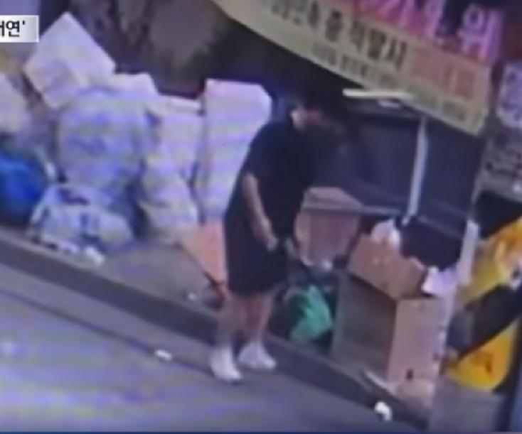 郑昌圣超级冷血！拎着黑色袋子下楼抛扔，像平时扔垃圾一样，里面装的啥，自己都不知道