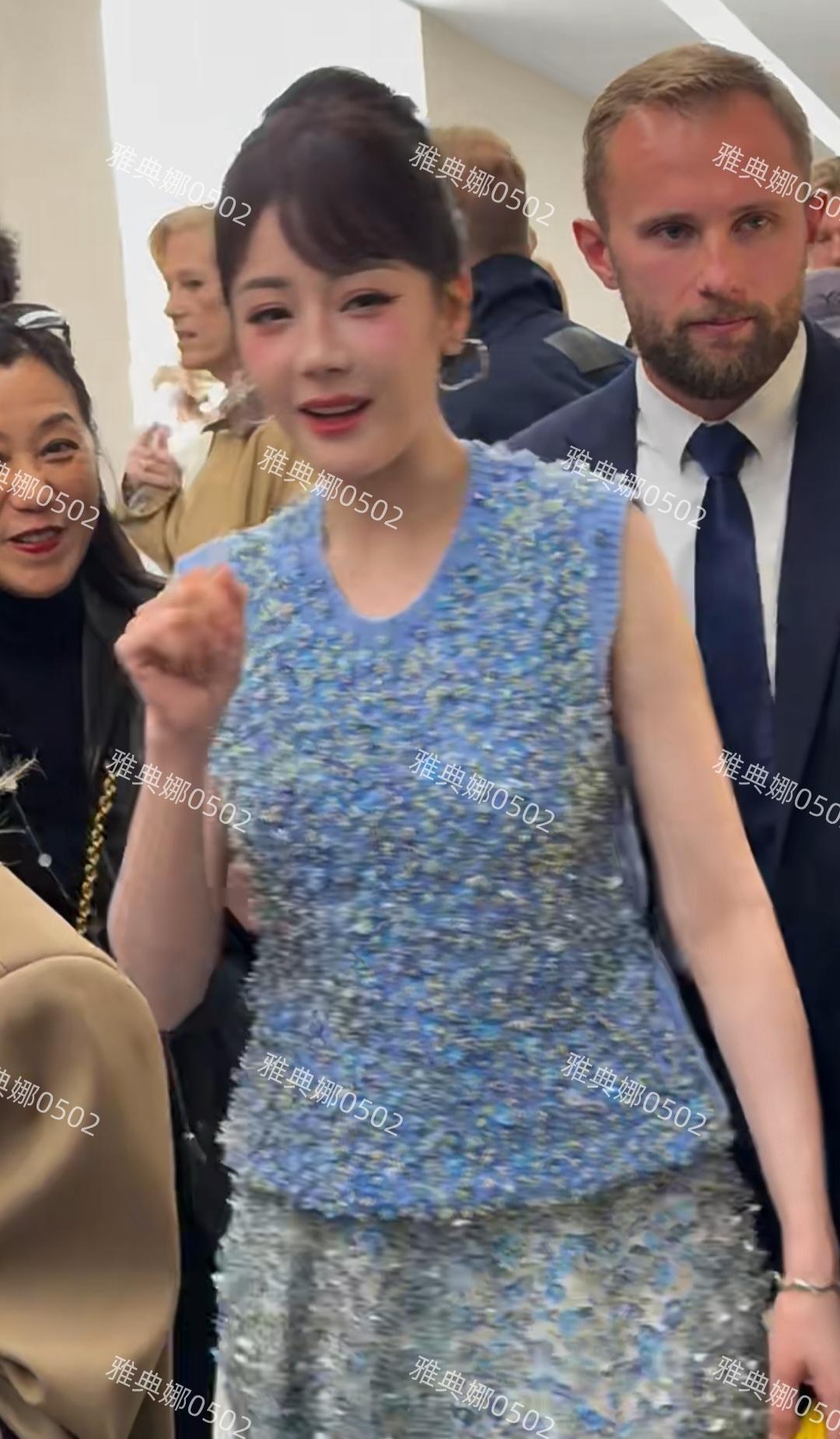 迪丽热巴的脸是极美的，但今天迪奥大秀的造型好像不太适合她!不仅丸子头刘海儿造型