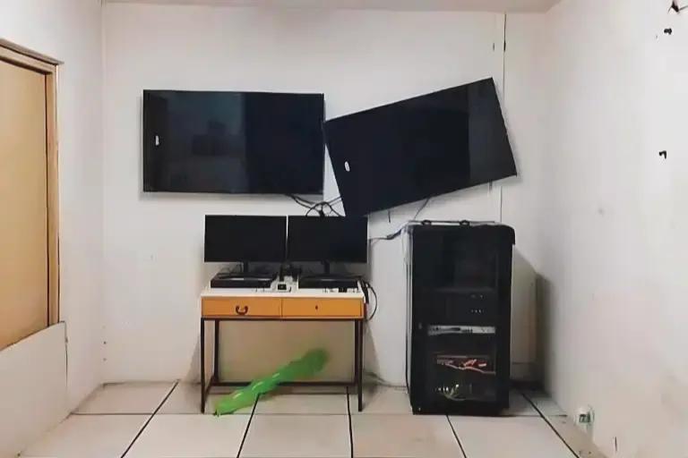 南宁红日江景小区，一业主带人把保安打了，监控全砸了，监控记录惊人一幕。起因？