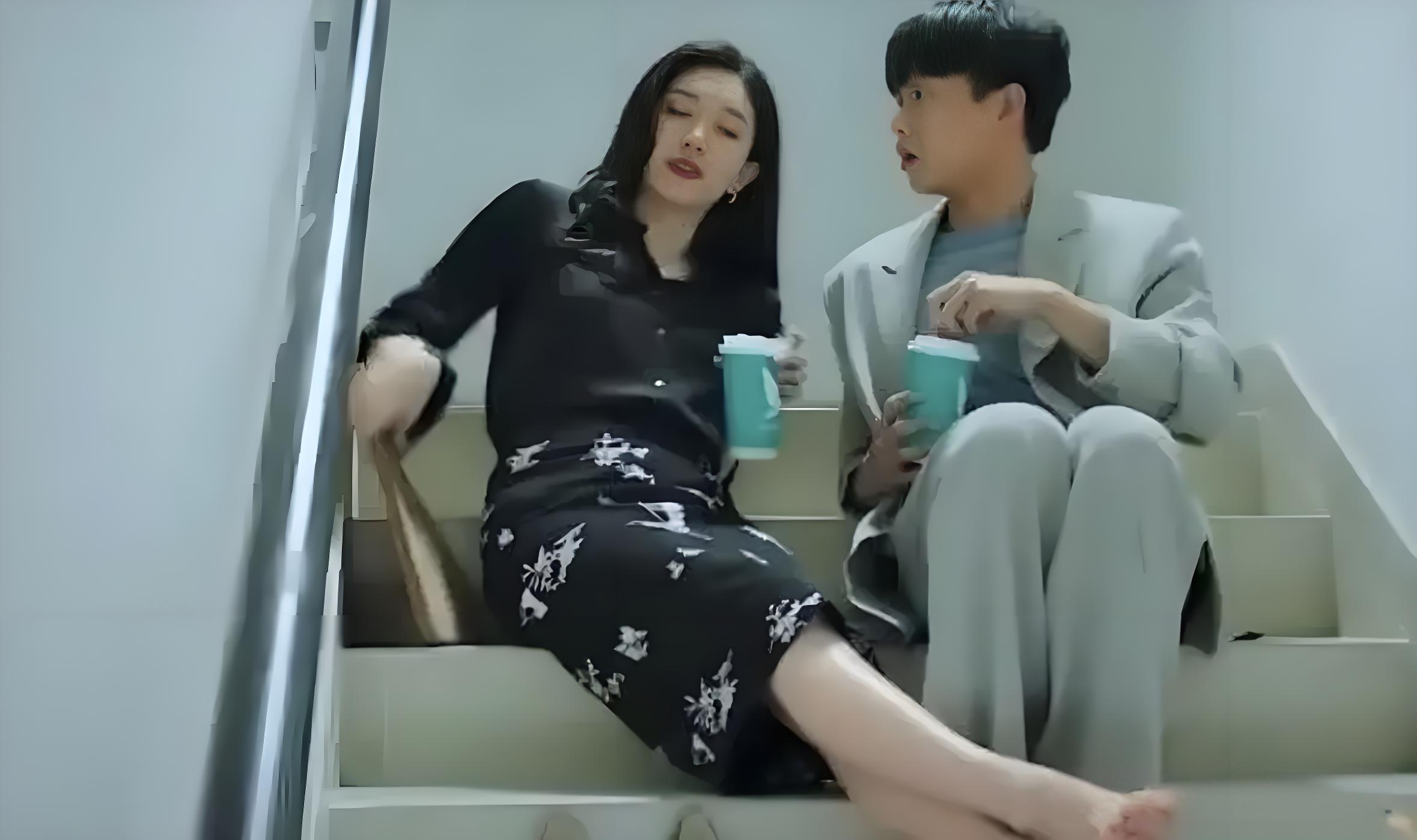 不怪那么多人喜欢她，坐在楼梯口都美若天仙。