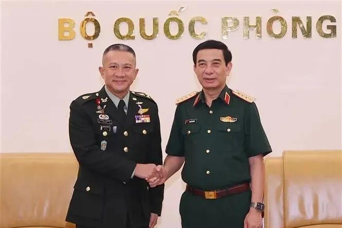 越南防长潘文江大将会见正在对越南进行访问的泰国军队最高司令颂威·暖帕迪大将。潘
