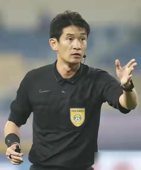 艾堃老师不要怕更不要沉默！我们知道你是优秀的裁判员、大学教授，可能很多球迷对你的