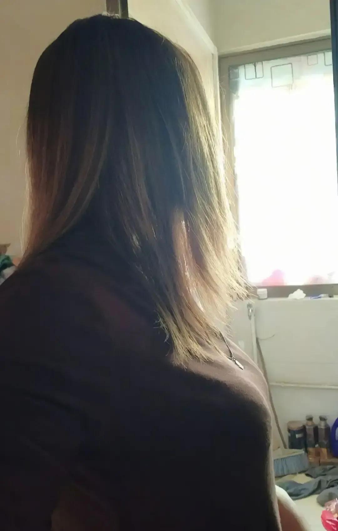 昨晚九点开始飘雪，她站在窗边盯着空荡的停车位，手机攥得发烫。老公电话说还在路上