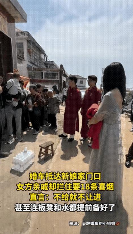 江苏，新郎去接亲，刚下婚车就被女方家门口的阵仗震住了。对方一群人堵住门口，喊话今