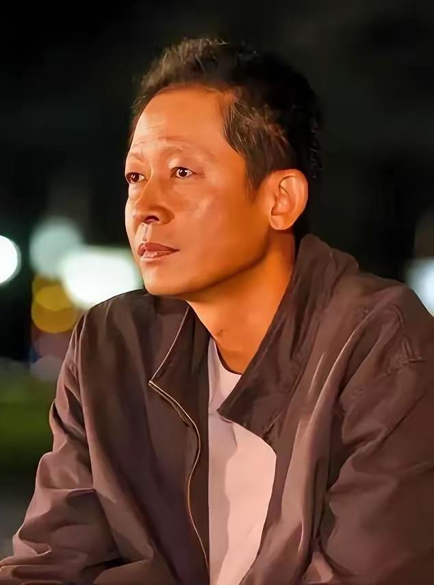 丁元英说：“越是底层社会的人，越喜欢谈人情世故，满是礼貌和尊重；反而越是顶级的人