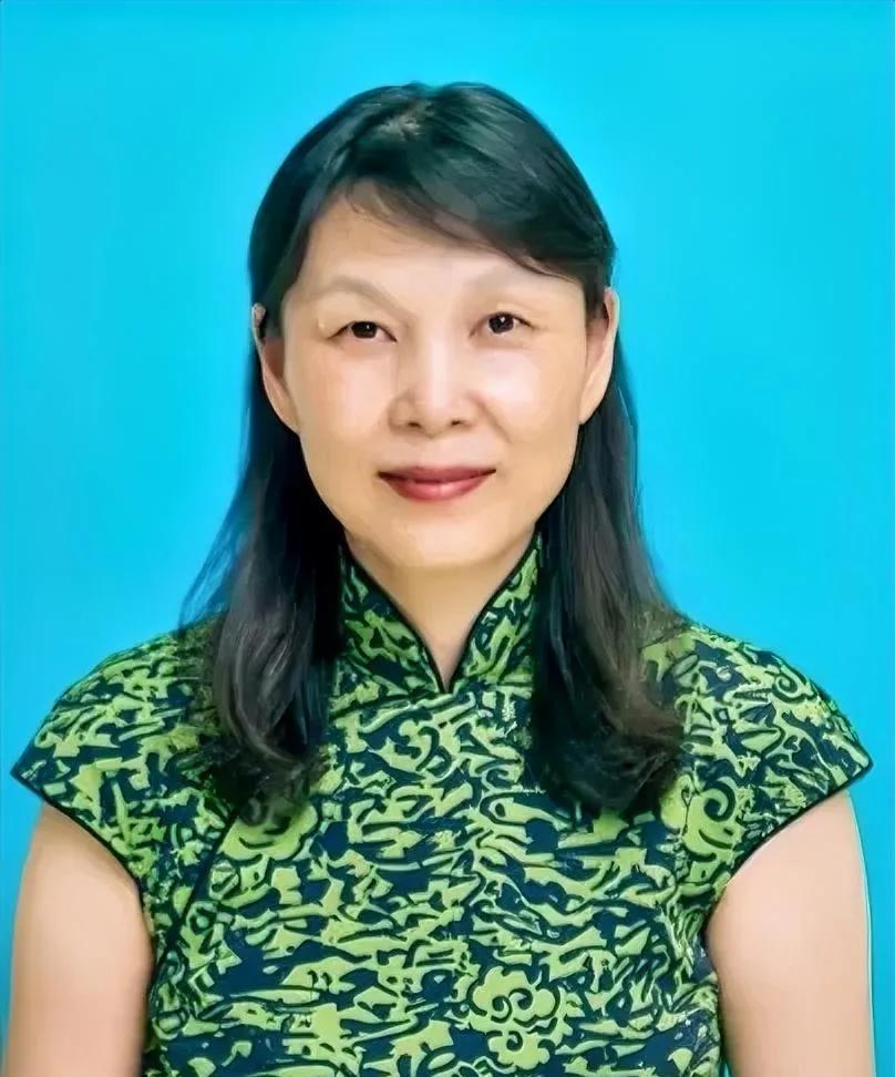 嘴巴和鼻子都有点歪，说明来财不正，眉毛淡但是嘴巴颜色深，说明口蜜腹剑，内心
