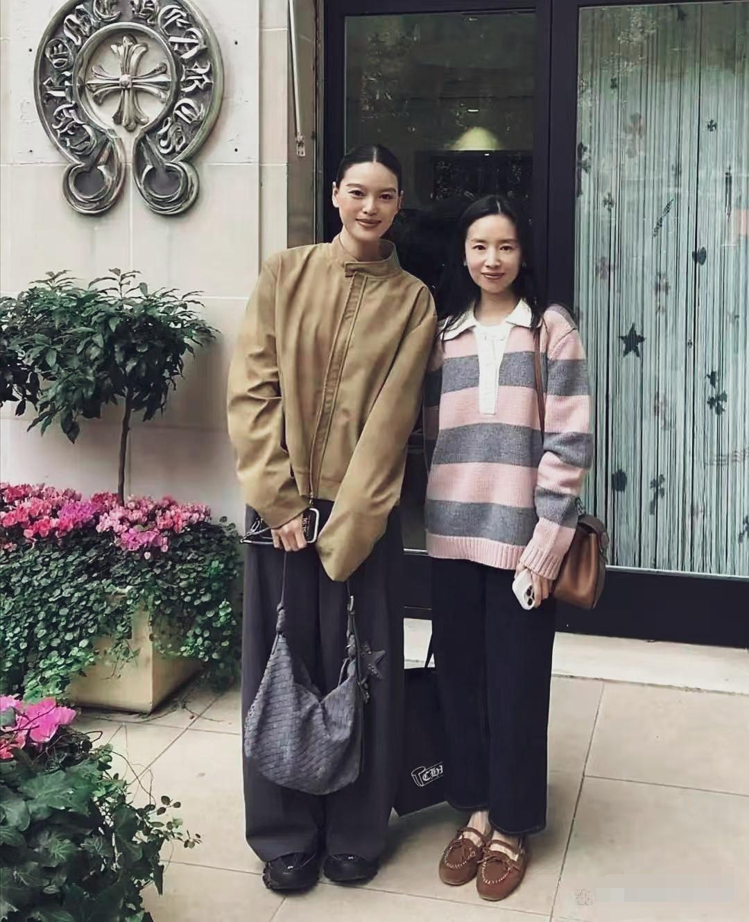 董洁身穿粉灰粗条纹针织衫，慵懒随意，披肩长发身材娇小，皮肤白嫩，看着很年轻！