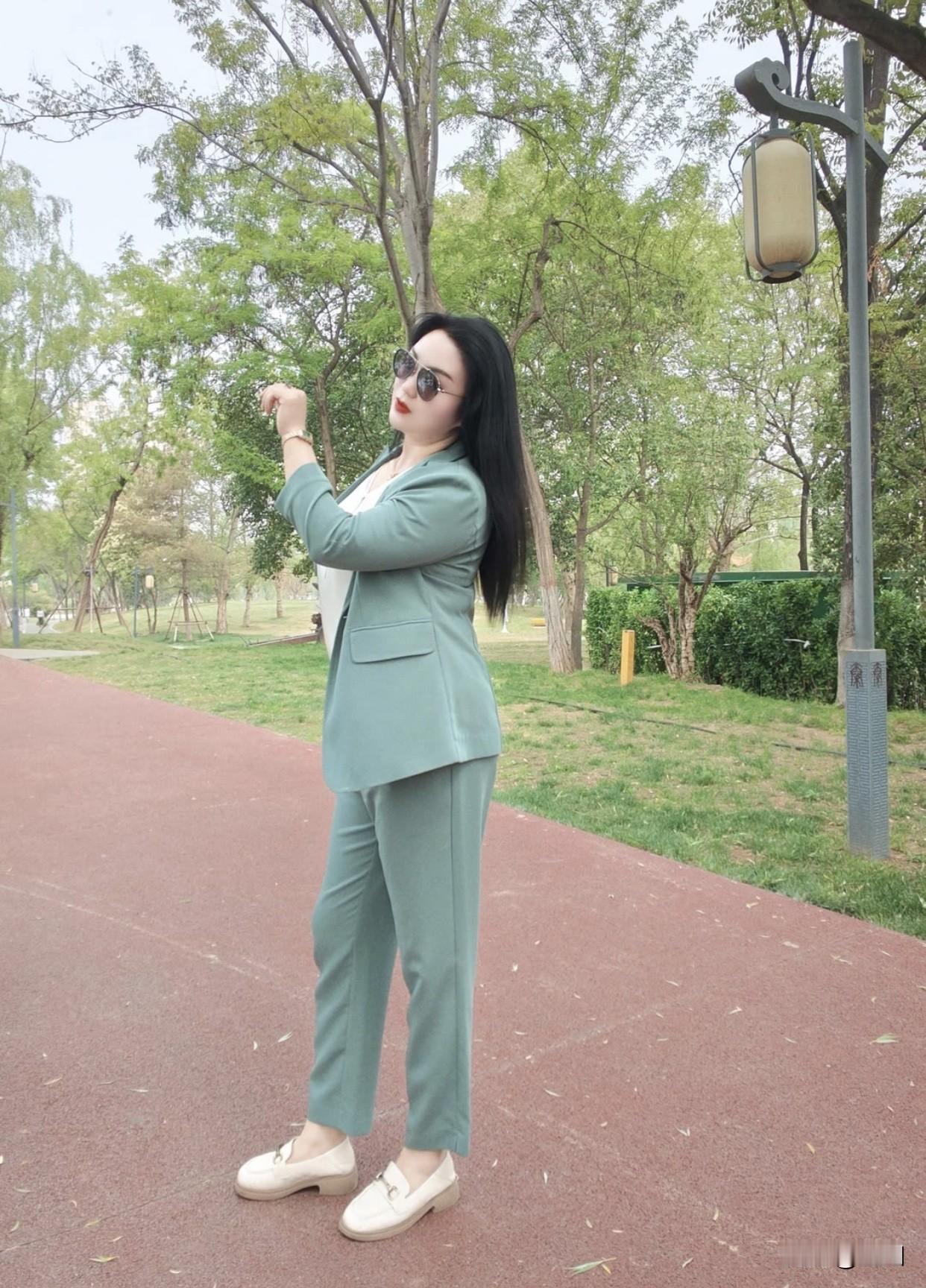 职场穿搭怎样更显女人味?浅绿色职业套装适当露肤，让肌肤与浅色相互呼应，内敛又迷人