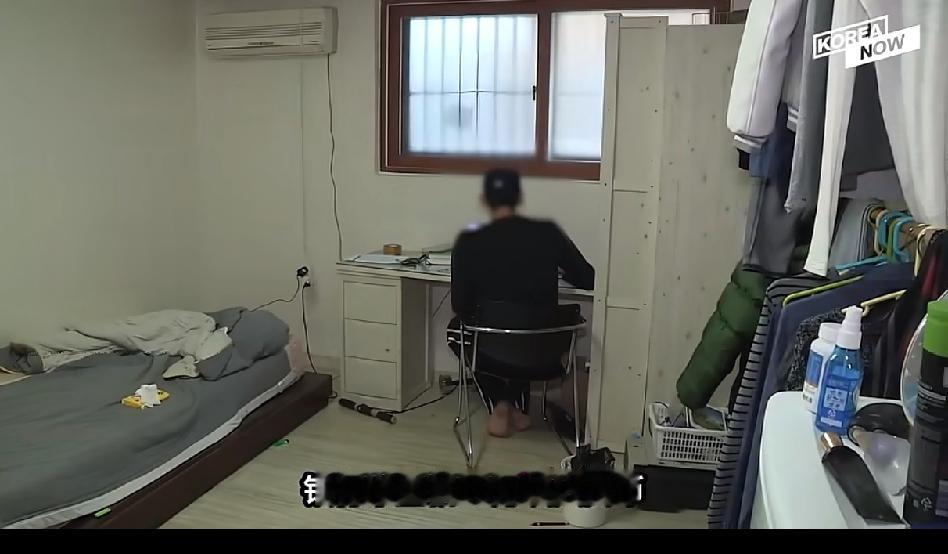 韩国年轻人真的太敢赌了！韩国24岁的李承浩，手里只有约10万人民币的积蓄，他在炒