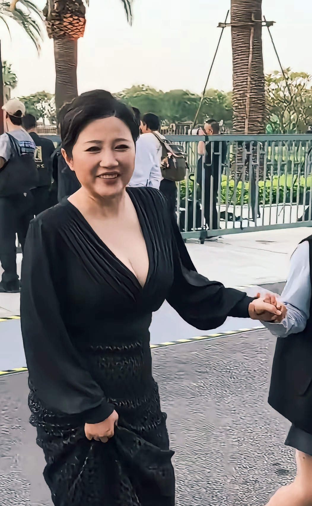 真刚！54岁颜丙燕官宣小20岁男友，一句话让所有人闭嘴！刷到颜丙燕的近况，我