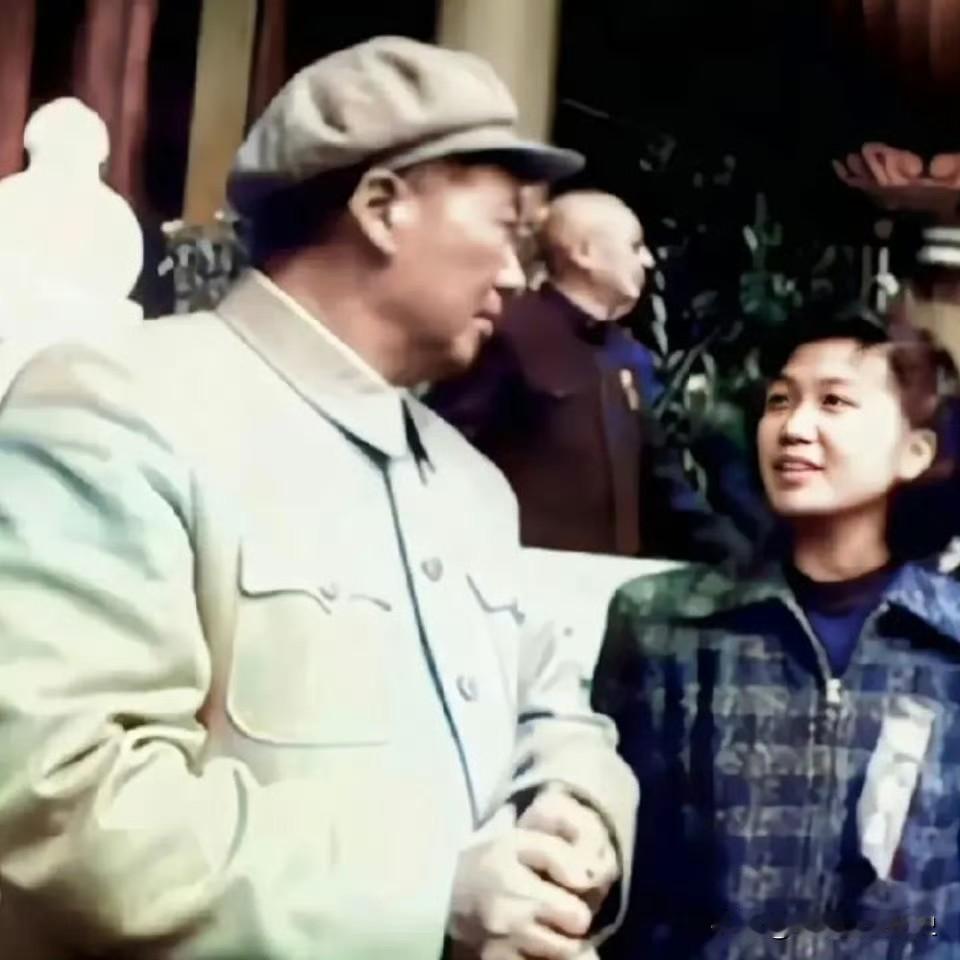 上世纪五十年代，天安门城楼之上，毛主席与女劳动模范亲切交谈。伟人温和亲切，劳模