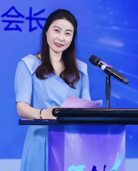 郭晶晶着蓝裙现身游艇会无保镖无浮夸首饰仍惊艳全场