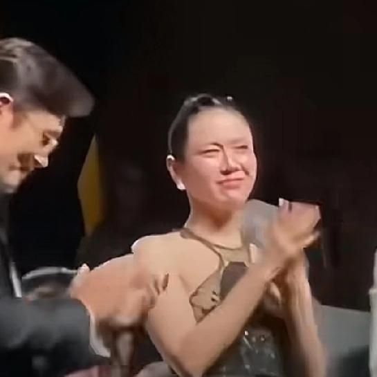 孙艺珍也老了，之前能够抗住360度无死角的完美颜值，现在下滑得厉害。从侧面看，