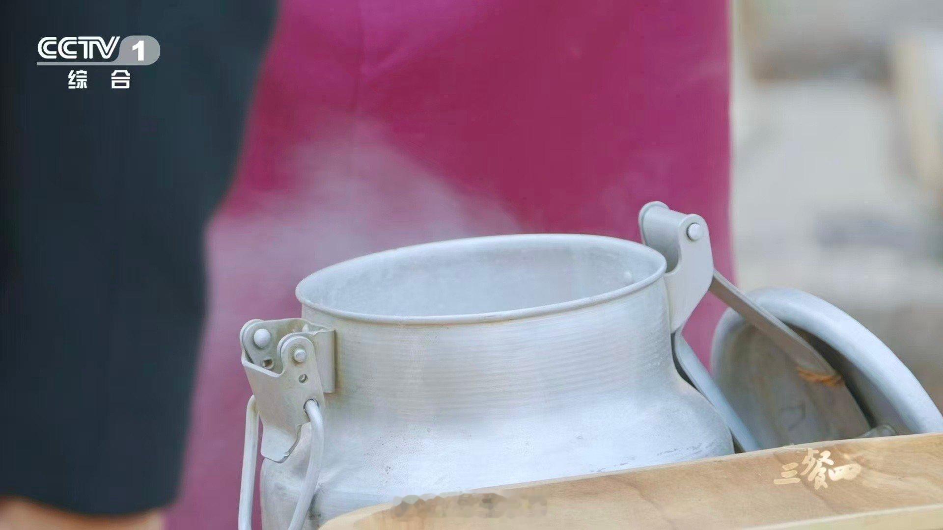 新疆石头成了做羊肉神器三餐四季用石头做羊肉，新疆人的吃商真的高！无水焖制保留原汁