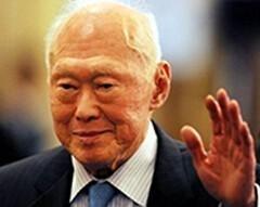 日本侵占新加坡时期，1943年李光耀进入日军报道部担任英文编辑，核心工作是监听、