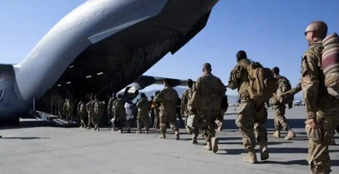 美国撤军了,欧洲蒙圈了。 10月30日美国第一批驻扎在东欧的军队开始撤回了