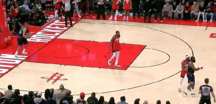 这球要哈登怎么接啊？看到有人怪最后哈登不接球，请问哈登这球要怎么接啊？奥科吉年