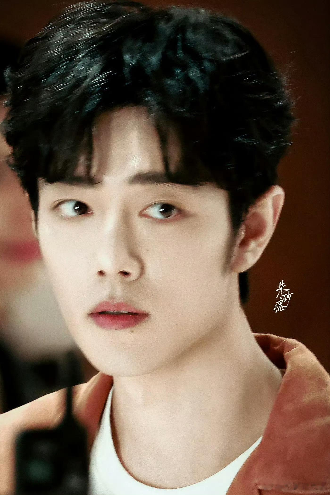 肖战澳门活动现场人气榜一的人气还用多说吗，这太美了啊啊啊啊啊啊啊啊肖战看见粉丝条