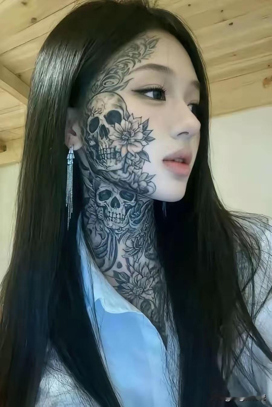 美女纹身！肌肤受制于父母，白白净净的皮肤干嘛纹身？别把老底给折腾没了。...