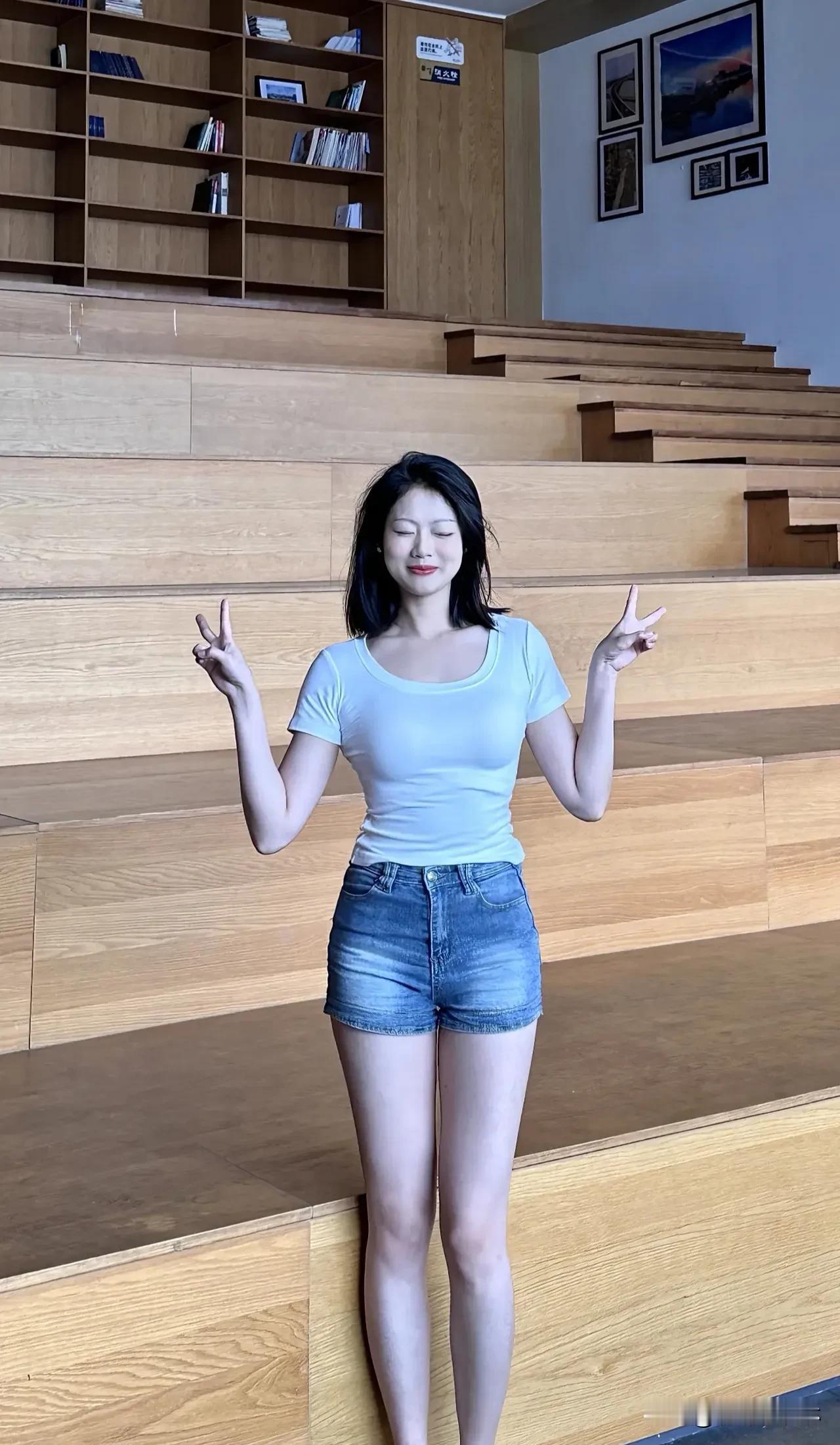 夏日清新感上线！纯白短袖+牛仔短裤，清爽又元气。阳光下，每一口呼吸都
