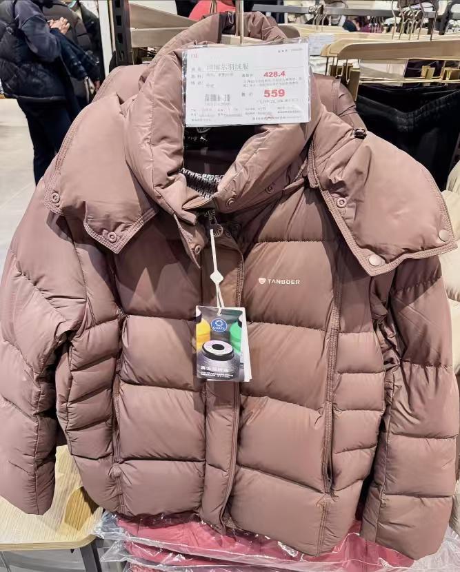 在胖东来买羽绒服，收银员一句降价退差价，让我愣了半天。上周花559元买了件坦