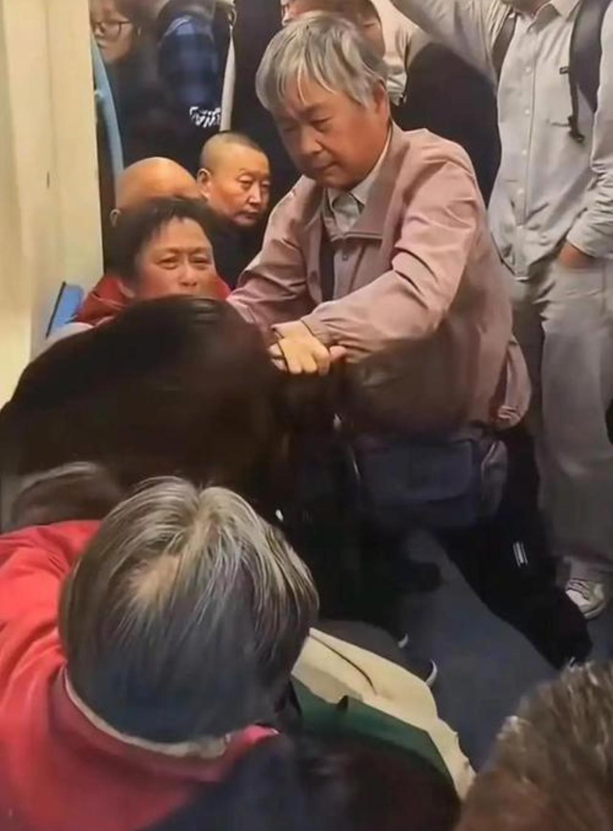 今天刷到上海地铁那段视频，直接给我看破防了。一个白发老太死死钳住人家，另一个