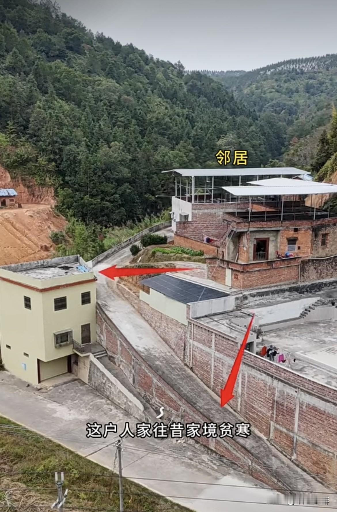 当年他家境贫寒，还好邻居伸出援手孩子才有机会上学，如今邻居建房他主动让出一条