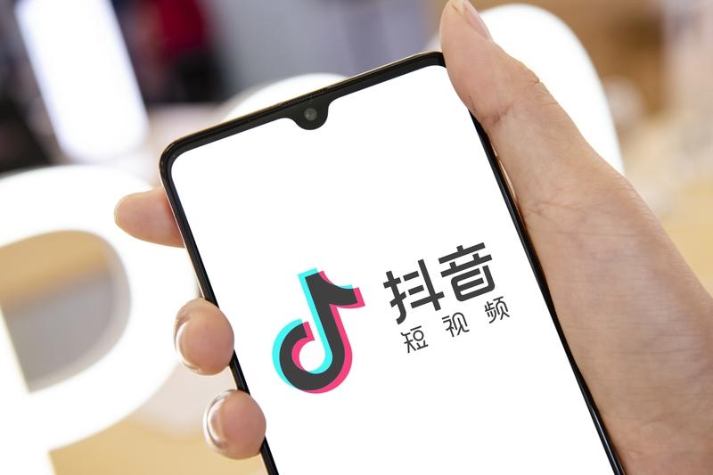 现在自媒体受众确实广泛，有庞大潜在用户群体。就拿短视频来说，从工具性小众娱乐软件