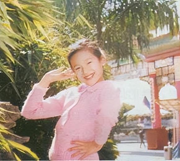 董洁的前半生，就是命好的代名词：父母宠爱的独生女，天仙般的全民女神，粉丝多钱多多