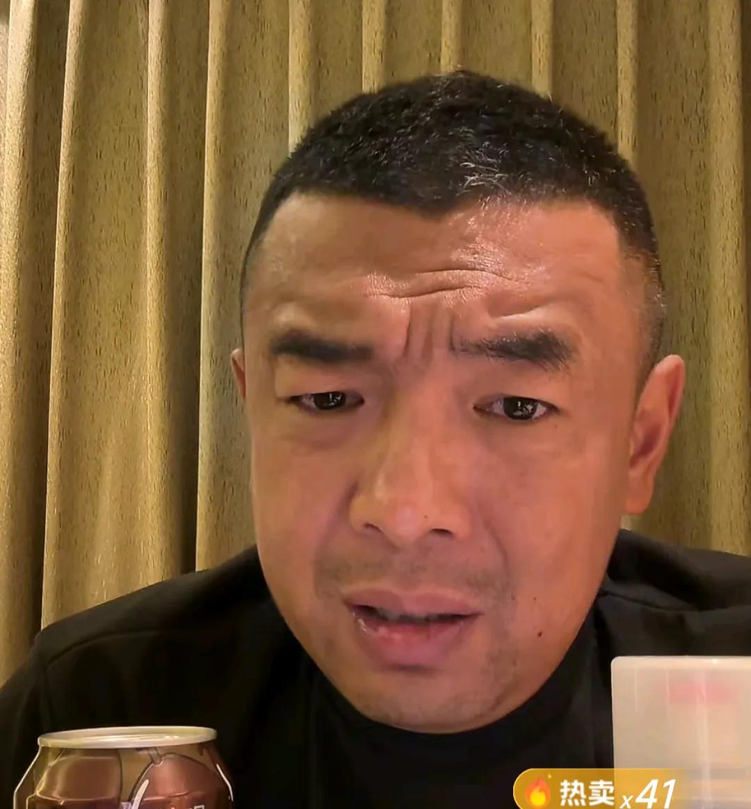 前国脚徐亮在直播间透露称，当年他在国足那会，球队每个球员在结束训练后，都要用机