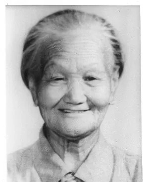 1955年，邓颖超腰部扭伤，用了很多办法都不管用，周总理只好请一位女中医来看病，