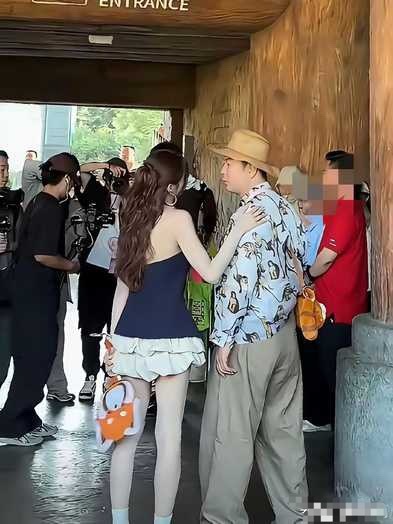 要说美白还得是服沈梦辰，出门游玩都要全身涂粉底液，白到杜海涛不敢牵她的手