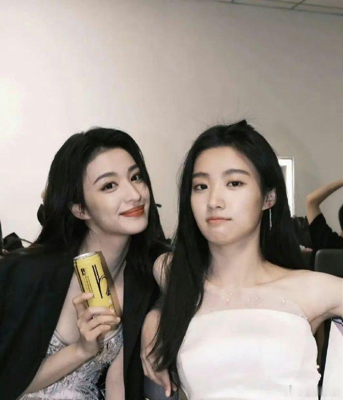 王楚然卢昱晓同框，果然骨相美胜过一切