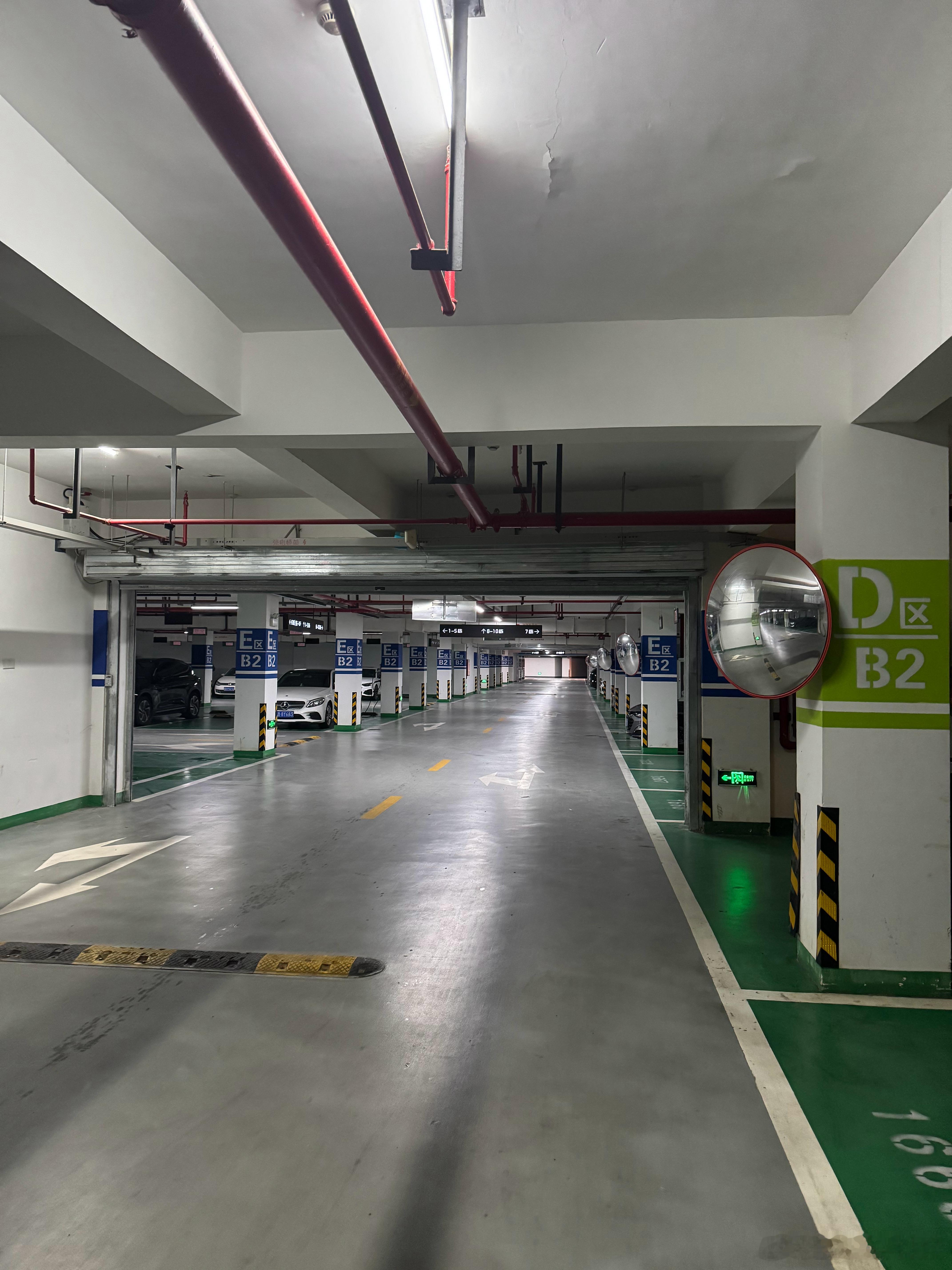 贾冰减肥成功瘦到脱相今天早上起来迟了，下雨天，来地下车库跑个步……​​​