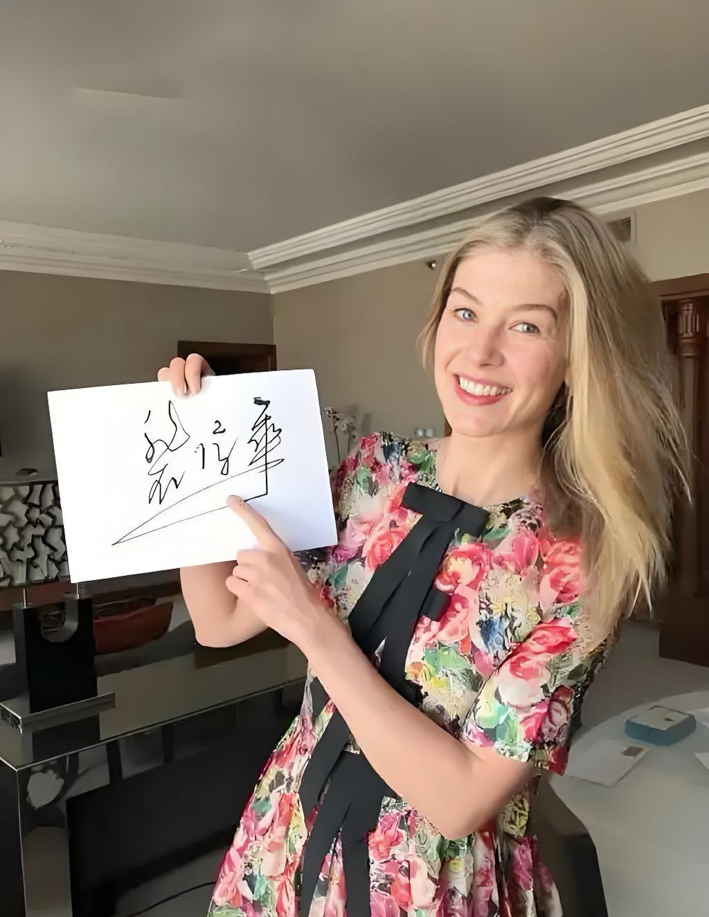 裴淳华这波操作，简直把“降维打击”玩明白了！英国大使馆邀请，别的明星恨不得带一堆