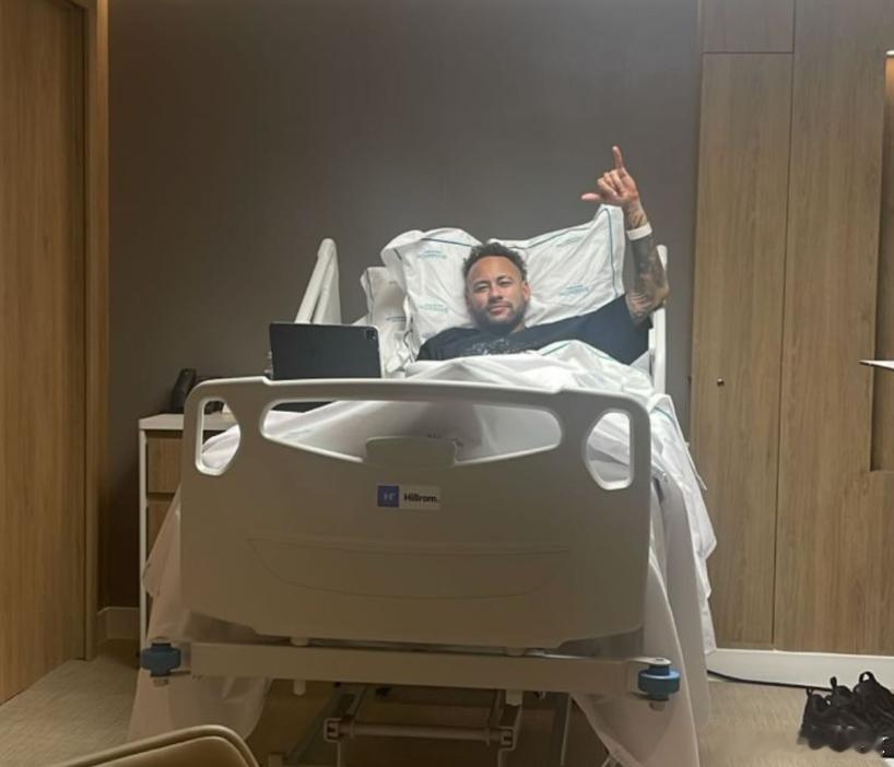 巴西球队桑托斯发布官方声明指出:内马尔在当地时间22日上午接受了关节镜手术，手术